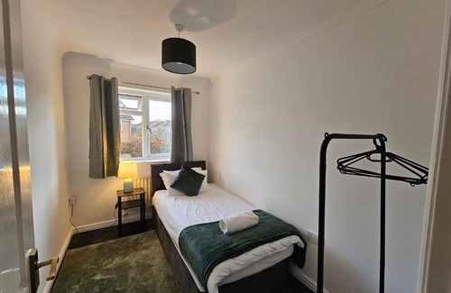 Swindon House | Sigerson House Long Stay Sleep 5 Free Parking