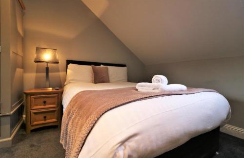 Airdrie Apartment | Signature - Linden Cottage Room 3