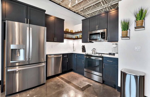 Brazos Condo | Silocation- Downtown luxury, free parking, walking distance to Silos/downtown