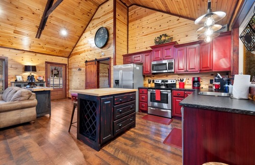 Broken Bow Cabin | Silver Linings · Honeymoon Cove: Daybed + Fire Pit Swings & Hot Tub