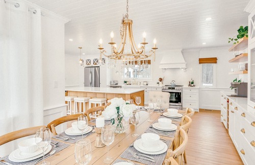 Algonquin Highlands Cottage | Silver Maple Farmhouse | Luxury Lakefront Cottage | Hot Tub | Sauna | 4+ Acres