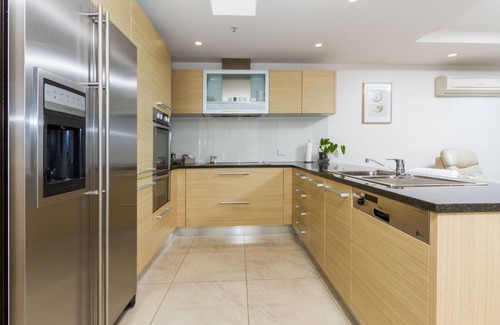 Nelson Apartment | Silver Sands - Beautiful Penthouse-level Beachside Apartment