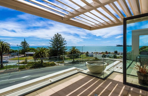 Nelson Apartment | Silver Sands - Beautiful Penthouse-level Beachside Apartment