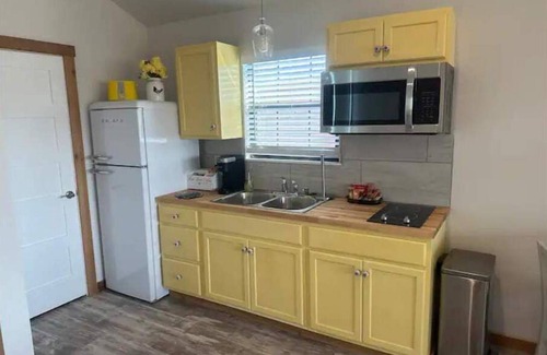 Johnson City Cabin | SilverDollar Winery Yellow Rose