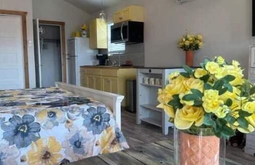 Johnson City Cabin | SilverDollar Winery Yellow Rose