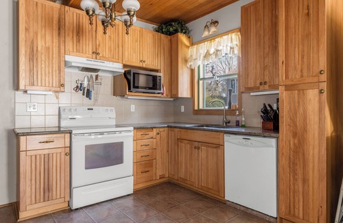 Simcoe House | SIMCOE SUITES - QUIET 3 BEDROOM HOUSE