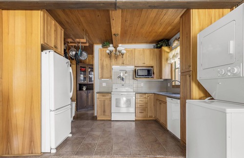 Simcoe House | SIMCOE SUITES - QUIET 3 BEDROOM HOUSE