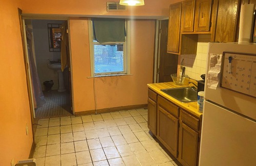 Downtown Baltimore Apartment | Simple, Cheap, and Cozy ROOM 1
