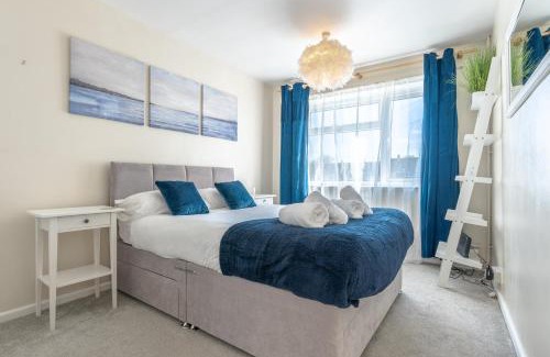 Newcastle-Under-Lyme Apartment | Simple Comforts - 2BR Flat with Free Parking in Newcastle-under-Lyme