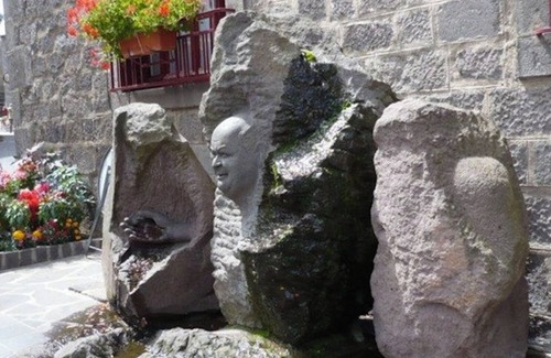 Besse-en-Chandesse Apartment | SIMPLE GITE in CITE MEDIEVALE to VISIT, HIKE, SKI at your own pace