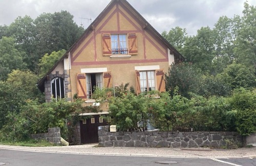 Besse-en-Chandesse Apartment | SIMPLE GITE in CITE MEDIEVALE to VISIT, HIKE, SKI at your own pace