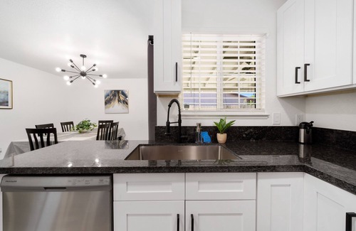 South Natomas House | SIMPLE MODERN AND ELEGANT 3 BD HOME