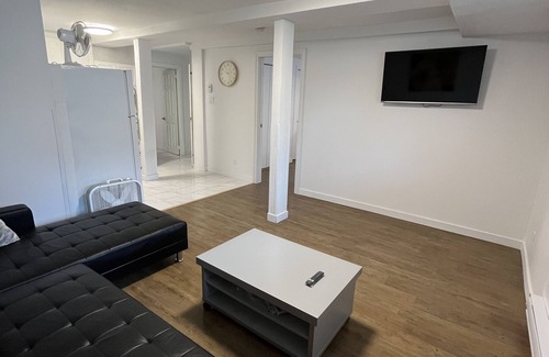 Cote-Des-Neiges—Notre-Dame-De-Grace House | Simple stay in Montreal