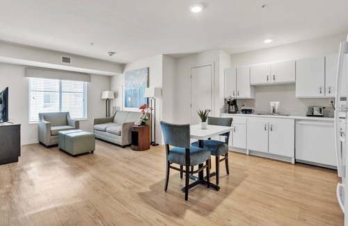 Far North Central Apartment | Simplicity At the Rim 1209 I Comfy 1 Bed 1 Bath