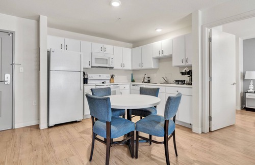 Far North Central Apartment | Simplicity At the Rim 1221 I Comfy 2 Bed 2 Bath