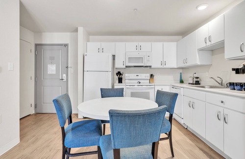 Far North Central Apartment | Simplicity At the Rim 1221 I Comfy 2 Bed 2 Bath