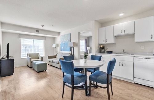 Far North Central Apartment | Simplicity At the Rim 1314 I Comfy 2 Bed 2 Bath
