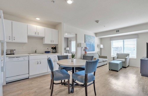 Far North Central Apartment | Simplicity At the Rim 1406 I Comfy 2 Bed 2 Bath
