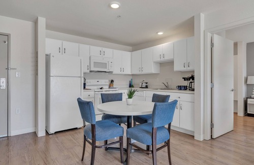 Far North Central Apartment | Simplicity At the Rim 1406 I Comfy 2 Bed 2 Bath