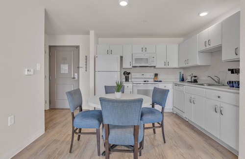 Far North Central Apartment | Simplicity At the Rim 1416 I Comfy 2 Bed 2 Bath