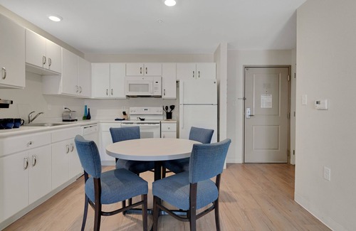 Far North Central Apartment | Simplicity At the Rim 1213 I Comfy 2 Bed 2 Bath