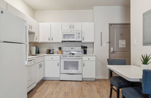 Far North Central Apartment | Simplicity At the Rim 1117 I Spacious 1 Bed 1 Bth