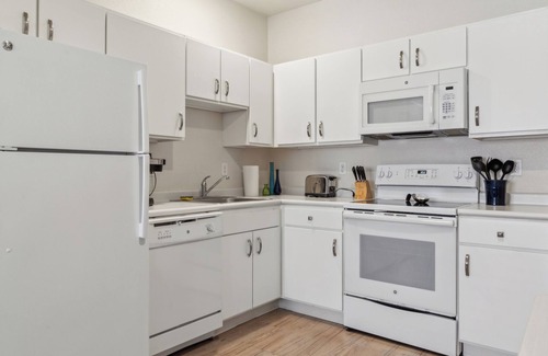 Far North Central Apartment | Simplicity At the Rim 1117 I Spacious 1 Bed 1 Bth
