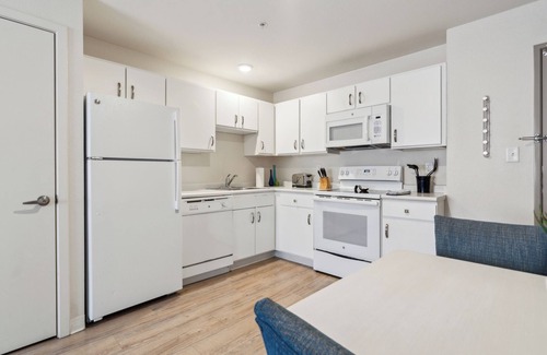 Far North Central Apartment | Simplicity At the Rim 1317 I Comfy 1 Bed 1 Bath