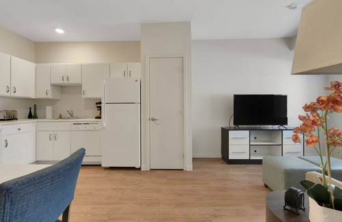 Far North Central Apartment | Simplicity At the Rim 1107 I Spacious 1 Bed 1 Bth