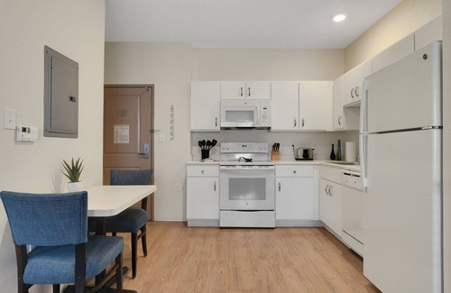 Far North Central Apartment | Simplicity At the Rim 1107 I Spacious 1 Bed 1 Bth