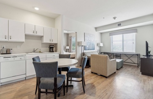 Far North Central Apartment | Simplicity At the Rim 1116