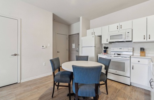 Far North Central Apartment | Simplicity At the Rim 1116
