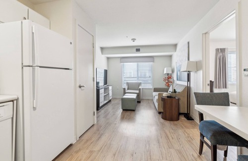 Far North Central Apartment | Simplicity At the Rim 1207 I Spacious 1 Bed 1 Bth