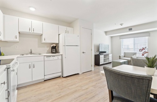 Far North Central Apartment | Simplicity At the Rim 1219 I Spacious 1 Bed 1 Bth