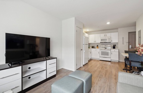Far North Central Apartment | Simplicity At the Rim 1415 I Spacious 1 Bed 1 Bth