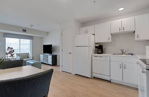Far North Central Apartment | Simplicity At the Rim 1212 I Spacious 1 Bed 1 Bth