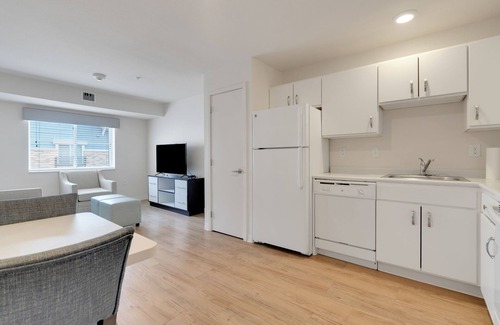 Far North Central Apartment | Simplicity At the Rim 1417 I Spacious 1 Bed 1 Bth
