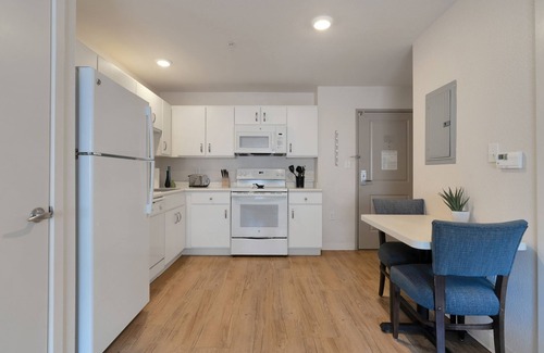 Far North Central Apartment | Simplicity At the Rim 1417 I Spacious 1 Bed 1 Bth