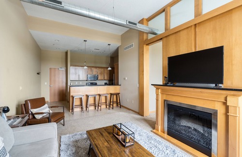 West Des Moines Apartment | Simplicity Loft w/Large Balcony