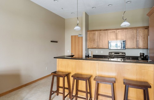 West Des Moines Apartment | Simplicity Loft w/Large Balcony