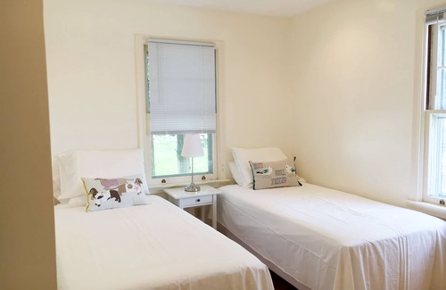 Guilford House | Simply Beautiful Beach Cottage, 8 min from Guilford Green