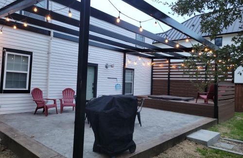 Brazos House | Simply Get-A-Waco- HOT TUB, Sleeps 10, 5-min Walk to Silos & Downtown Waco