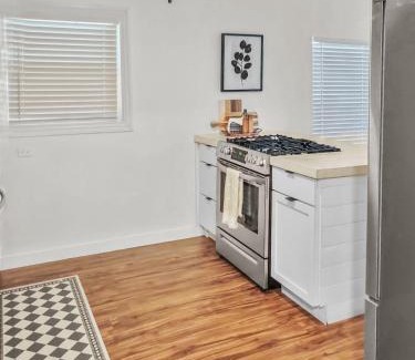 Brazos House | Simply Get-A-Waco- HOT TUB, Sleeps 10, 5-min Walk to Silos & Downtown Waco