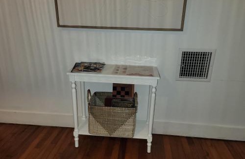 Brazos House | Simply Get-A-Waco- HOT TUB, Sleeps 10, 5-min Walk to Silos & Downtown Waco