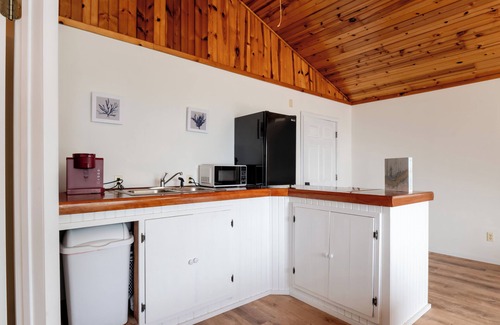 Kelleys Island Apartment | Simply Kelleys Resort -Lakeview Upper- Charming and renovated 2-bed apartment!