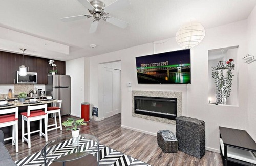 Prairie Village Apartment | ★❂Sinatra's Escape❂King Bed❂Fast Wifi❂★