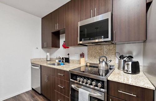 Prairie Village Apartment | ★❂Sinatra's Escape❂King Bed❂Fast Wifi❂★