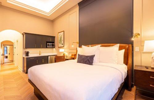 West Dundee Apartment | Sinclair Suites - Stylish Retro Boutique Hotel
