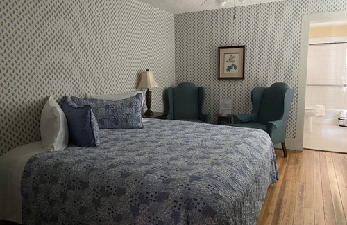 Glen Rose Hotel | Singing Trees Inn – Queen Bed Riverside Getaway