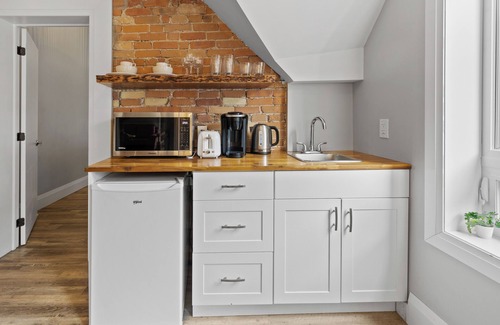 Mount Hope Huron Park Apartment | Single Bachelor unit en-suite Across from Google